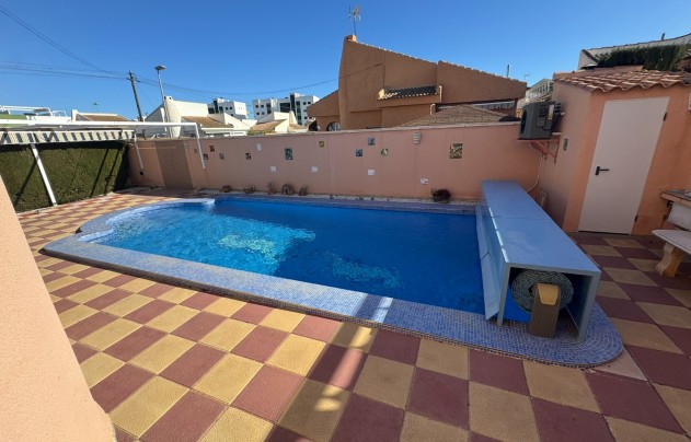 Resale - Villa - Mil Palmeras