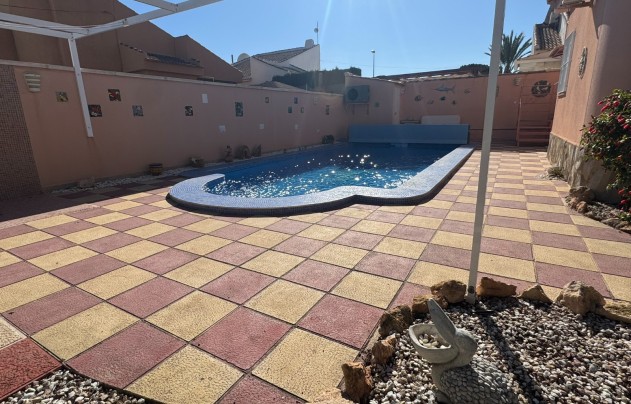 Resale - Villa - Mil Palmeras