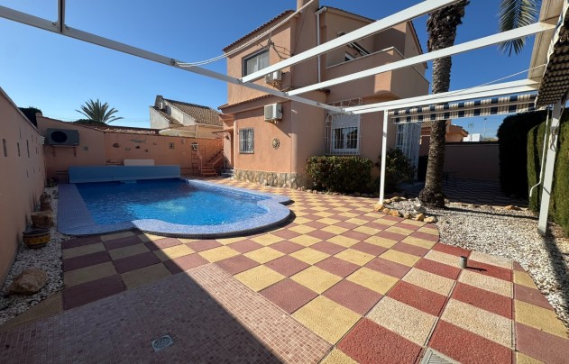 Resale - Villa - Mil Palmeras