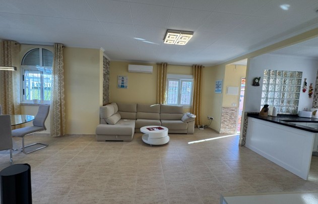 Resale - Villa - Mil Palmeras