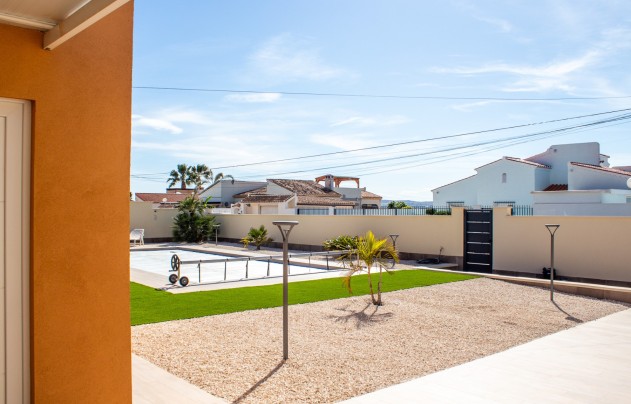 Resale - Villa - Torrevieja - La Siesta