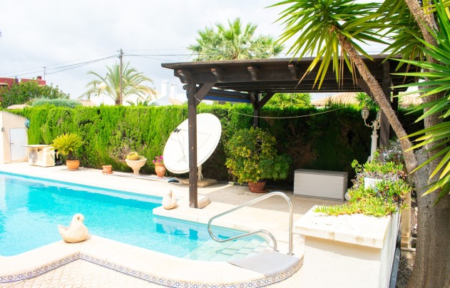 Reventa - Villa - Orihuela Costa - MUY CERCA DE LA PLAYA