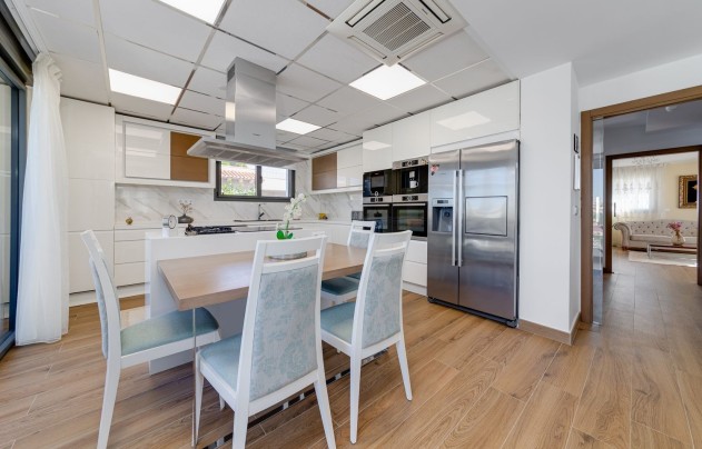 Resale - Villa - Torrevieja