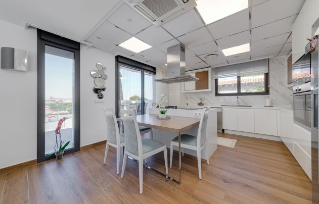 Resale - Villa - Torrevieja