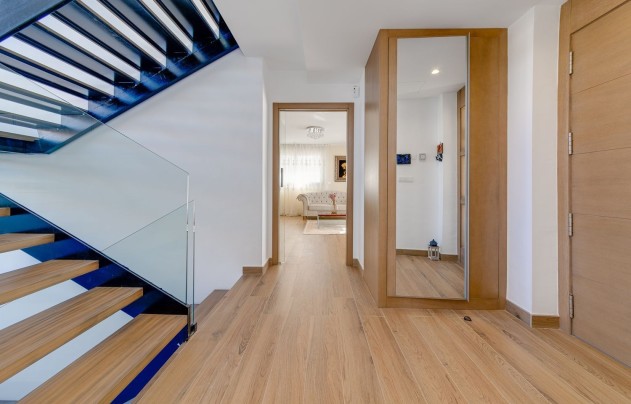 Resale - Villa - Torrevieja