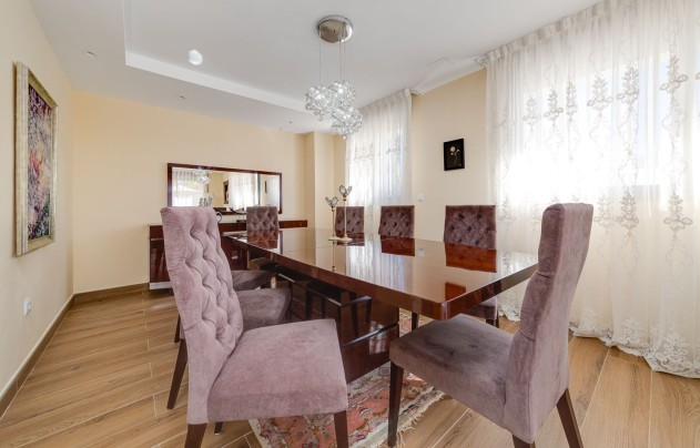 Resale - Villa - Torrevieja