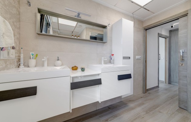 Resale - Villa - Torrevieja