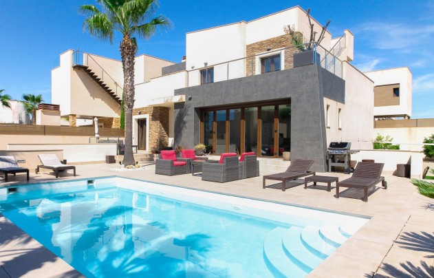 Resale - Villa - Torrevieja - Aguas Nuevas