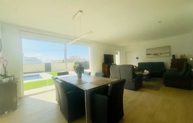 Resale - Villa - Torrevieja - La Siesta