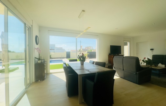 Resale - Villa - Torrevieja - La Siesta