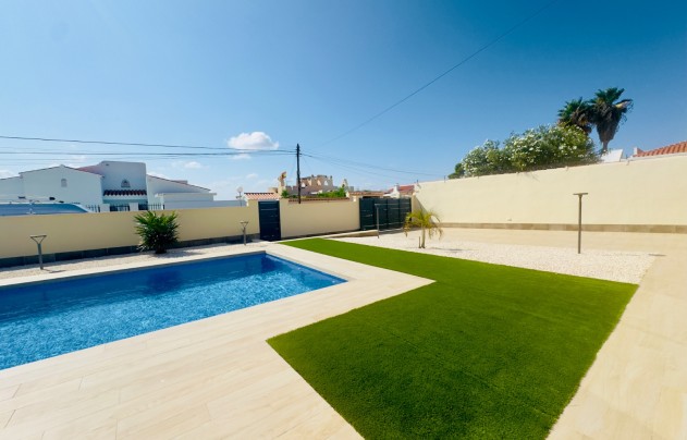 Resale - Villa - Torrevieja - La Siesta