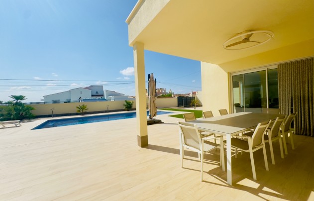 Resale - Villa - Torrevieja - La Siesta