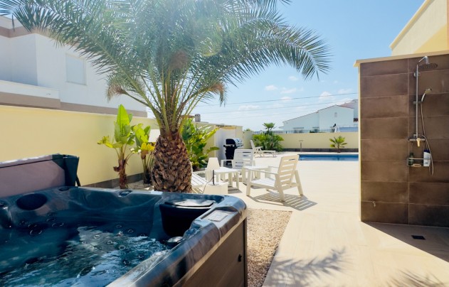 Resale - Villa - Torrevieja - La Siesta