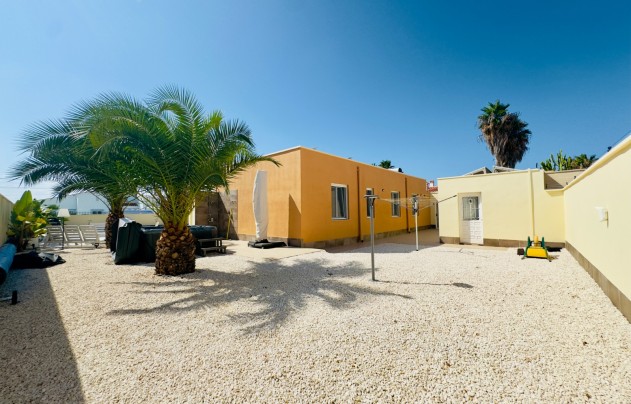 Resale - Villa - Torrevieja - La Siesta