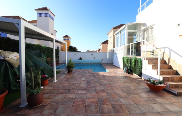 Resale - Villa - Orihuela Costa - Villamartín