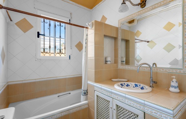 Resale - Villa - Torrevieja - La Mata