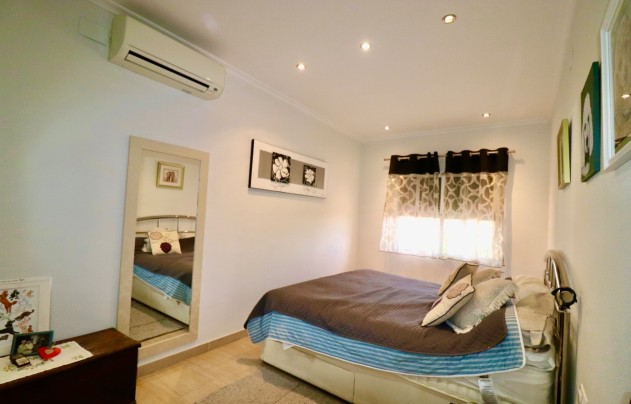 Resale - Villa - Albatera