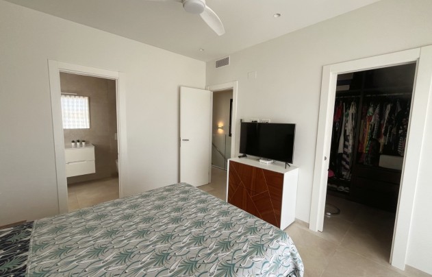 Resale - Villa - Los Montesinos - La Herrada