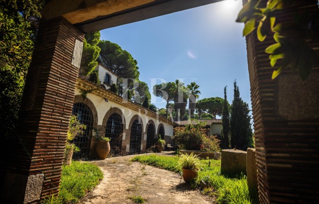 Resale - Villa - Girona