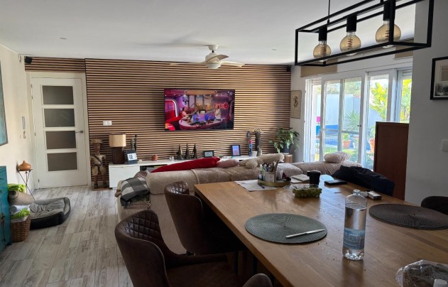 Resale - Villa / House - Torrevieja - La Siesta