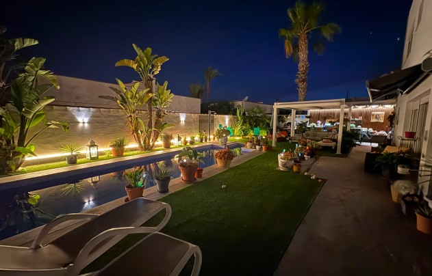 Resale - Villa / House - Torrevieja - La Siesta