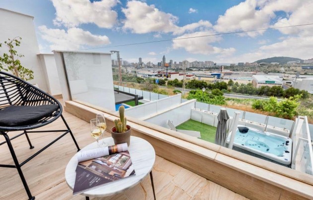 Resale - House - Finestrat - Urbanización