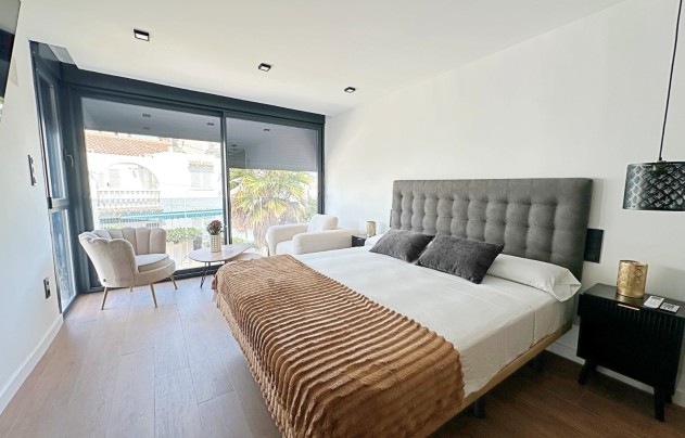Resale - Townhouse / Terraced House - Torrevieja - Aguas Nuevas