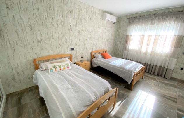 Resale - Villa - Sax