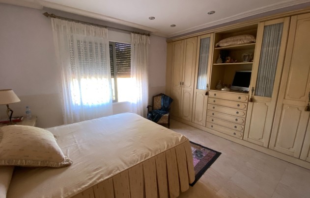 Resale - Villa - Petrer