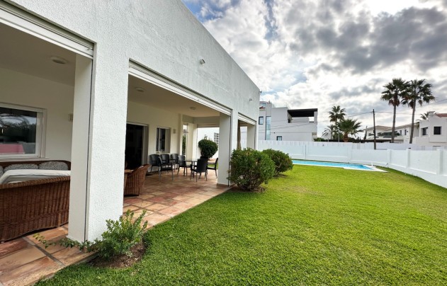 Resale - Villa - Marbella - Las Chapas