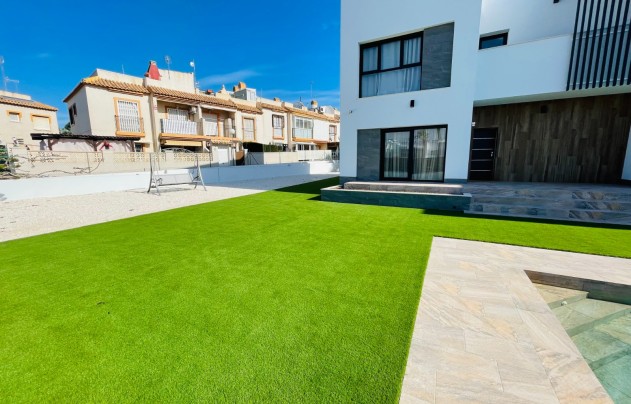 Resale - Villa - Torrevieja - Aguas Nuevas