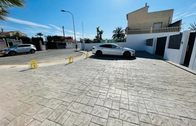 Resale - Villa - Torrevieja - Aguas Nuevas