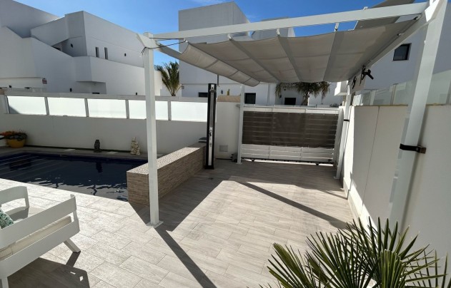 Resale - Villa - Los Montesinos - La Herrada