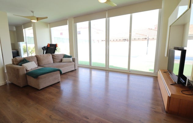 Resale - Villa - La Marina