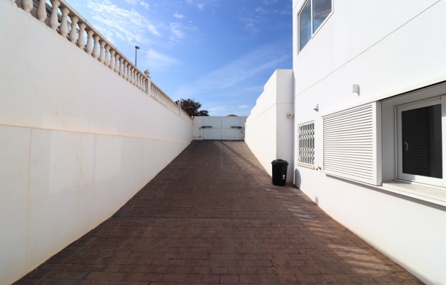 Resale - Villa - La Marina