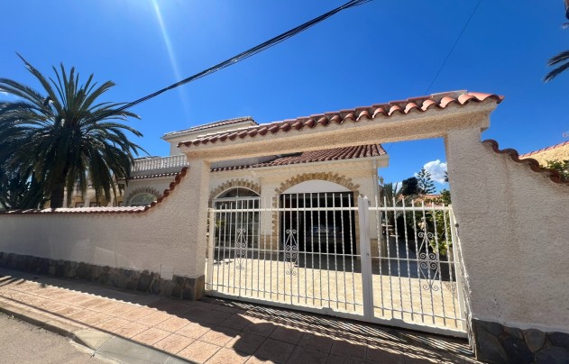 Resale - Villa - Los Urrutias